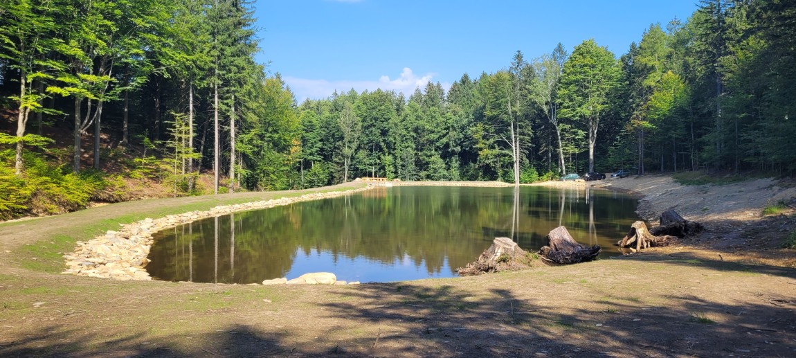 Lesy ČR postavily nádrž na úpatí nejvyššího vrcholu Jizerských hor